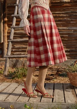 Rosey Christmas Cottage Skirt